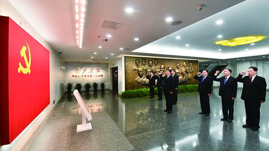 2017年10月31日，中共中央總書記、國(guó)家主席、中央軍委主席習(xí)近平帶領(lǐng)中共中央政治局常委李克強(qiáng)、栗戰(zhàn)書、汪洋、王滬寧、趙樂際、韓正，瞻仰上海中共一大會(huì)址和浙江嘉興南湖紅船。這是31日上午，在上海中共一大會(huì)址紀(jì)念館，習(xí)近平帶領(lǐng)其他中共中央政治局常委同志一起重溫入黨誓詞。 新華社記者 李濤/攝