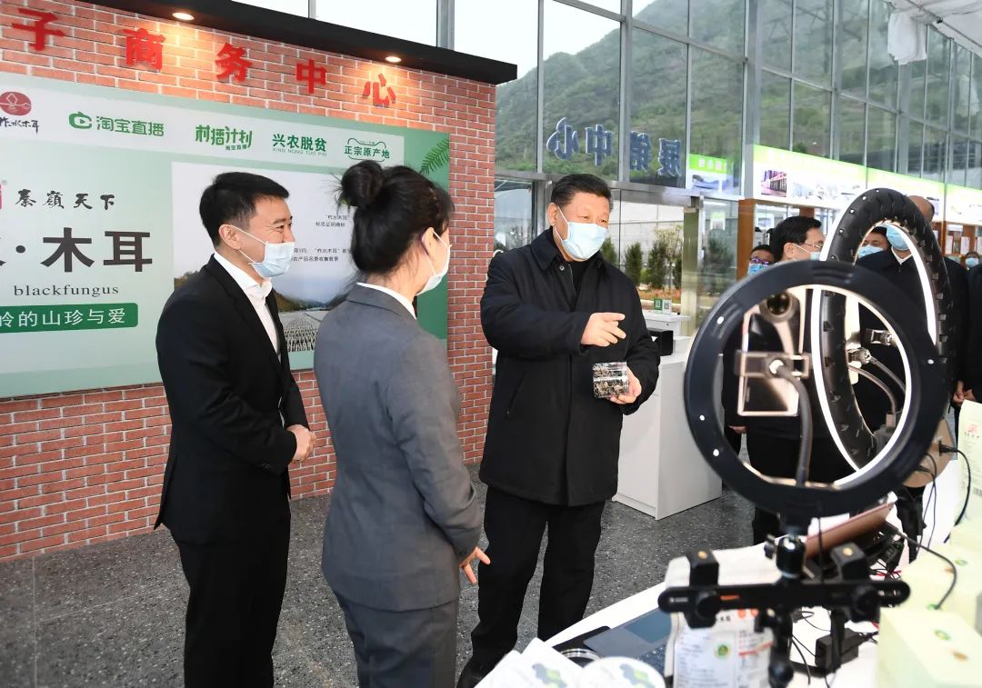 2020年4月20日，習(xí)近平在商洛市柞水縣小嶺鎮(zhèn)金米村培訓(xùn)中心，了解該村發(fā)展木耳產(chǎn)業(yè)情況。新華社記者 謝環(huán)馳 攝