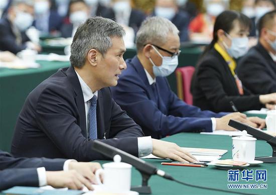  5月24日，全國人大代表羅杰（左一）參加湖北代表團(tuán)的審議并發(fā)言。新華社記者 黃敬文 攝