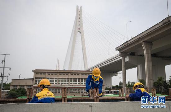  4月30日，來自中鐵七局的建設(shè)者在武漢武九北綜合管廊工程施工現(xiàn)場作業(yè)。新華社記者 肖藝九 攝