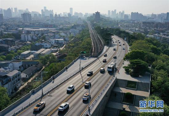 4月15日在早高峰時(shí)段拍攝的武漢長江大橋（無人機(jī)照片）。 新華社記者 李賀 攝