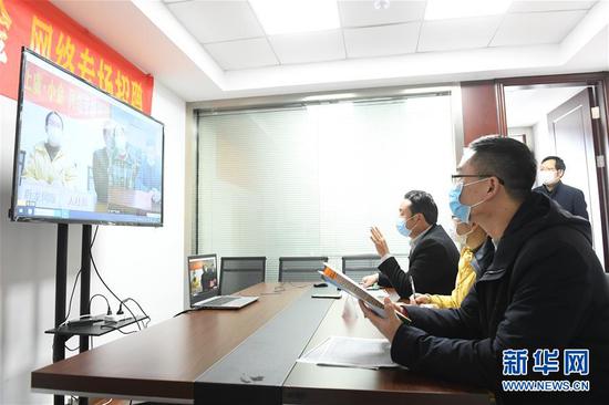  3月11日，在浙江省紹興市上虞區(qū)人社局，上虞區(qū)用人企業(yè)和四川省小金縣務(wù)工人員進(jìn)行網(wǎng)絡(luò)專場招聘。新華社記者 翁忻旸 攝